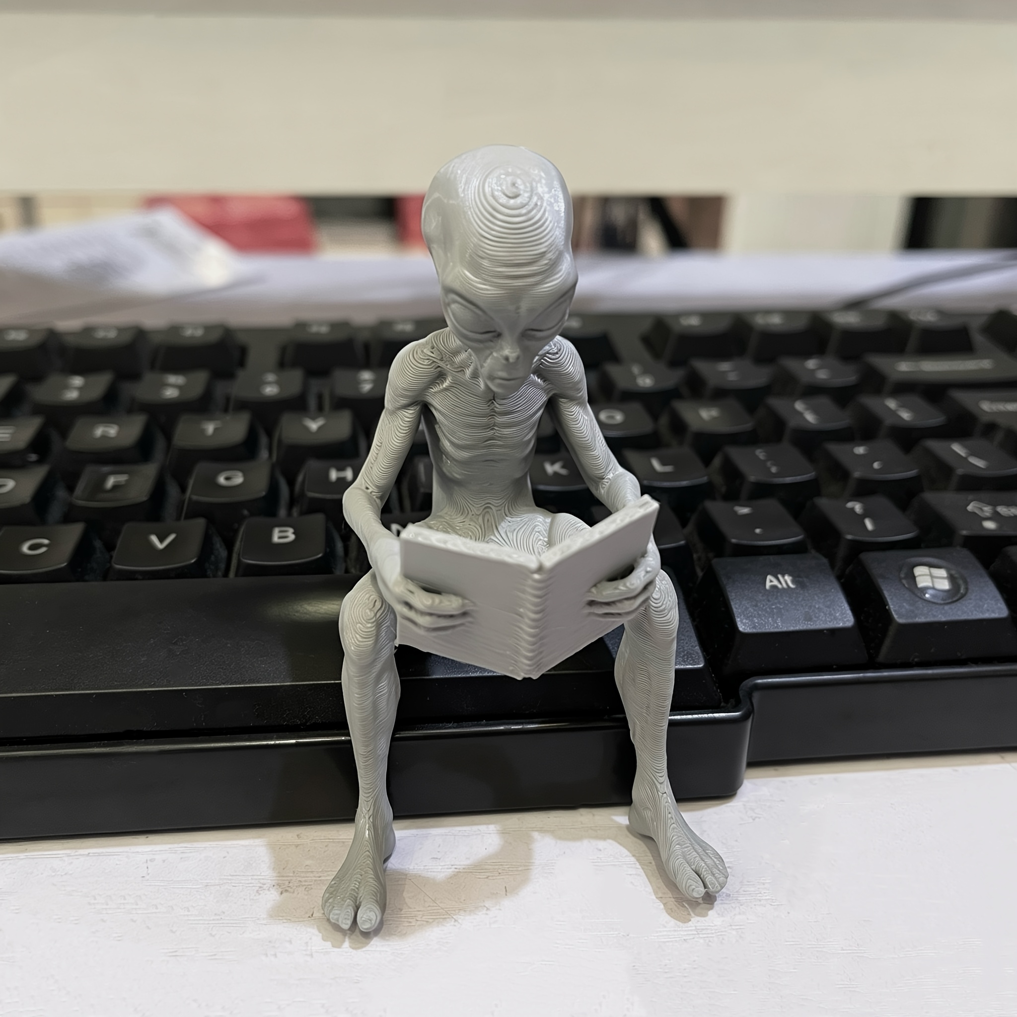 Reading Alien Mini Figurines 3 - Retro Gaming Desk Setup avaliação e preço