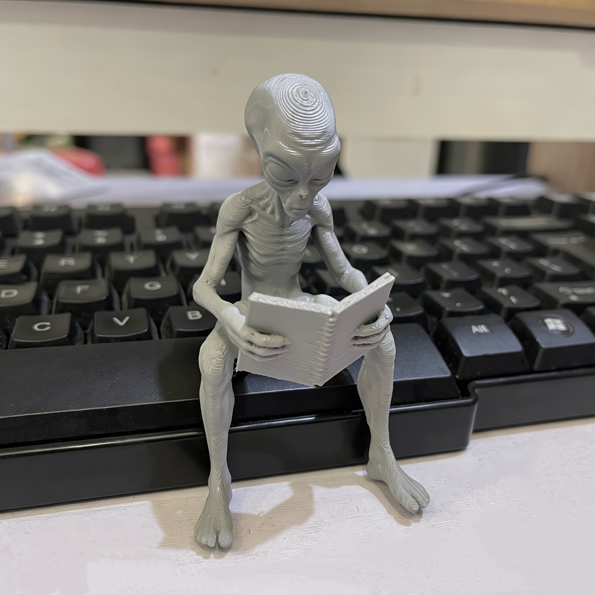 Reading Alien Mini Figurines 3 - Retro Gaming Desk Setup avaliação e preço
